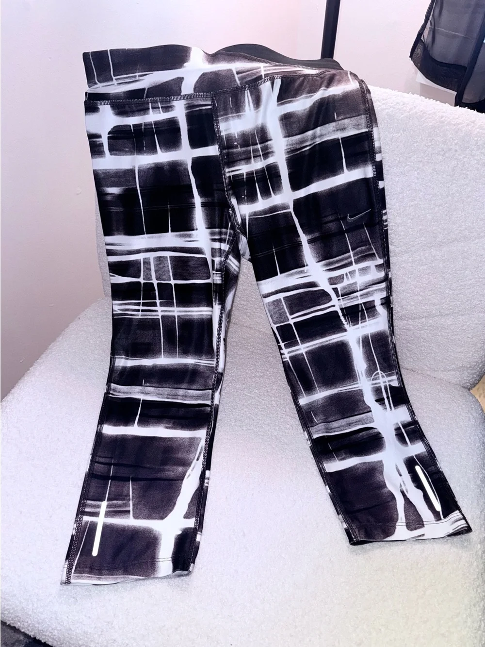 NWT Nike dry fit crop Capri leggings Small black and white design